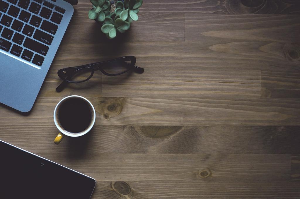 Technical guide workspace with multiple screens showing troubleshooting flowcharts